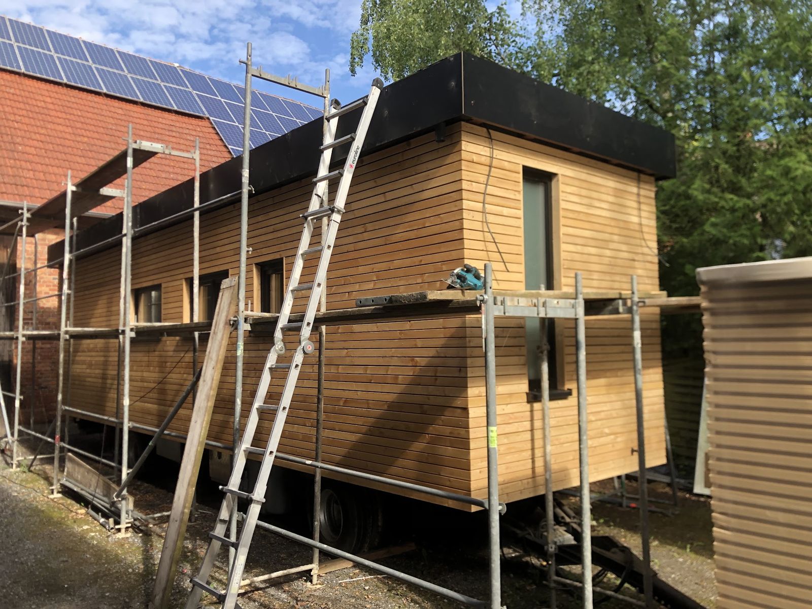 Holzrahmenbau mit Lärchenschalung am Gerüst
