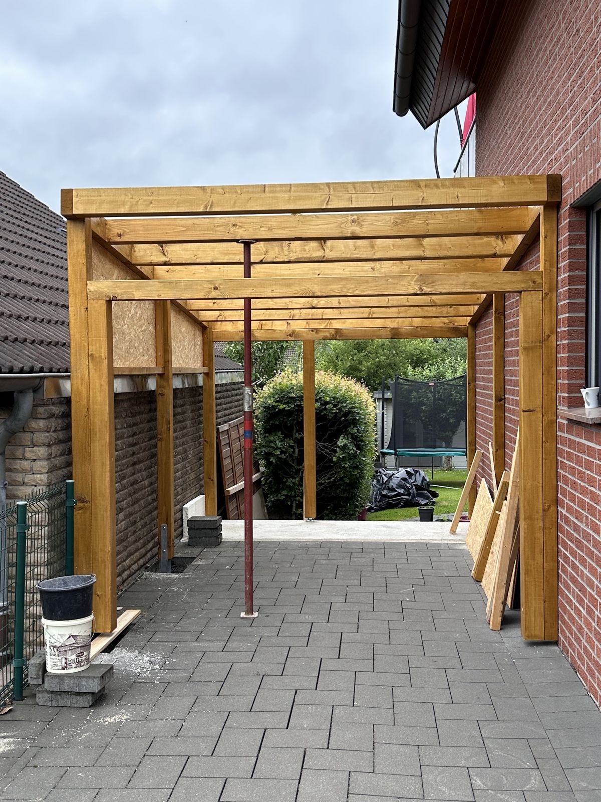 Holzüberdachung am Hauseingang