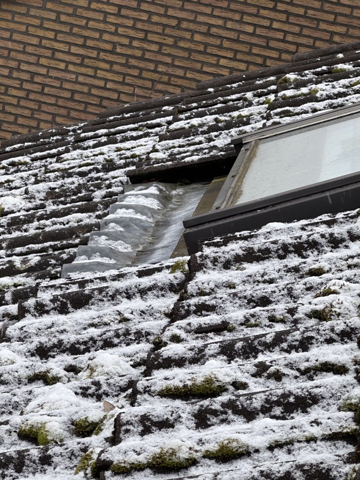 Altes Dach mit Dachfenster vor der Sanierung