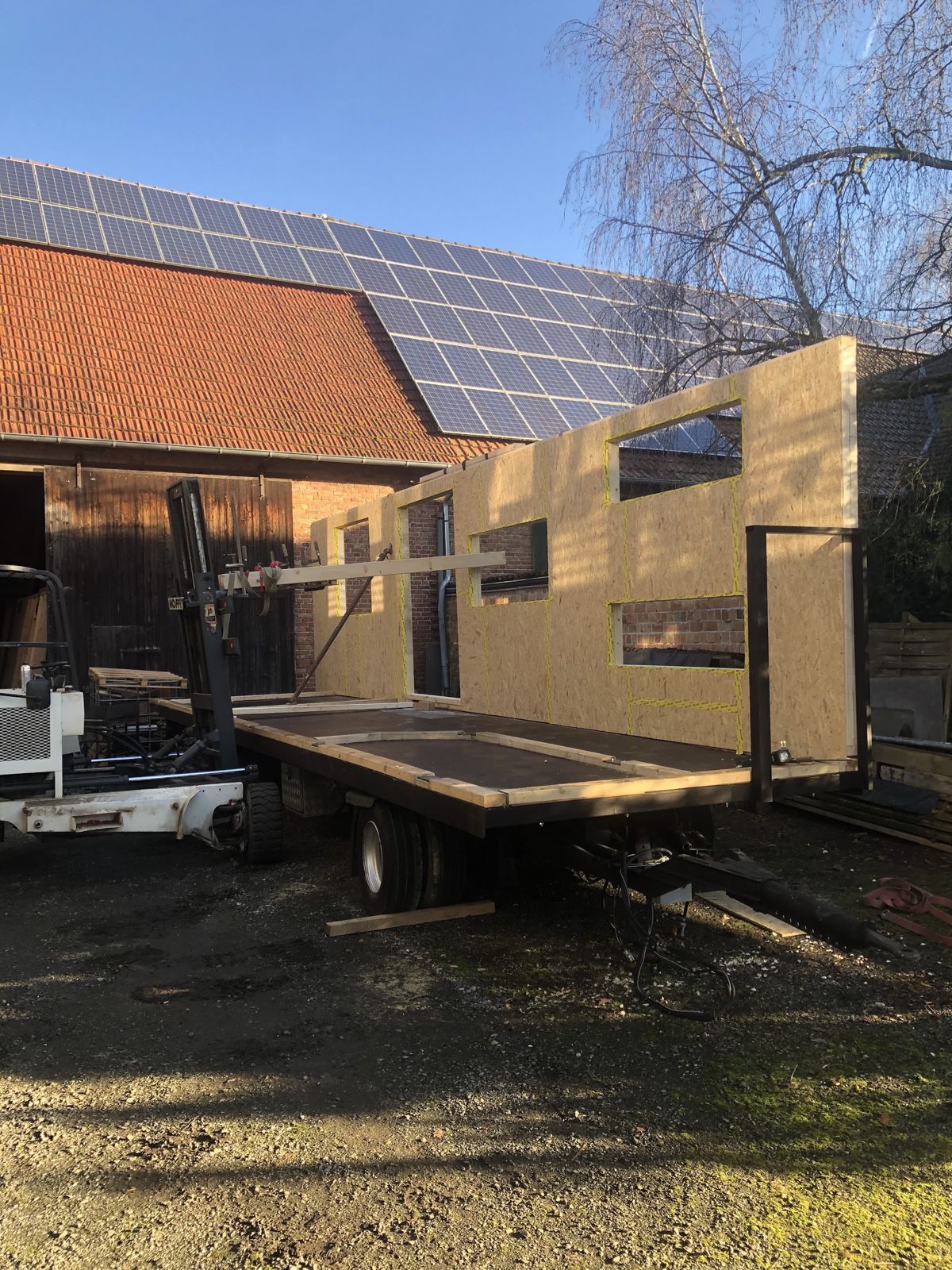 Holzmodul mit Fensteröffnungen