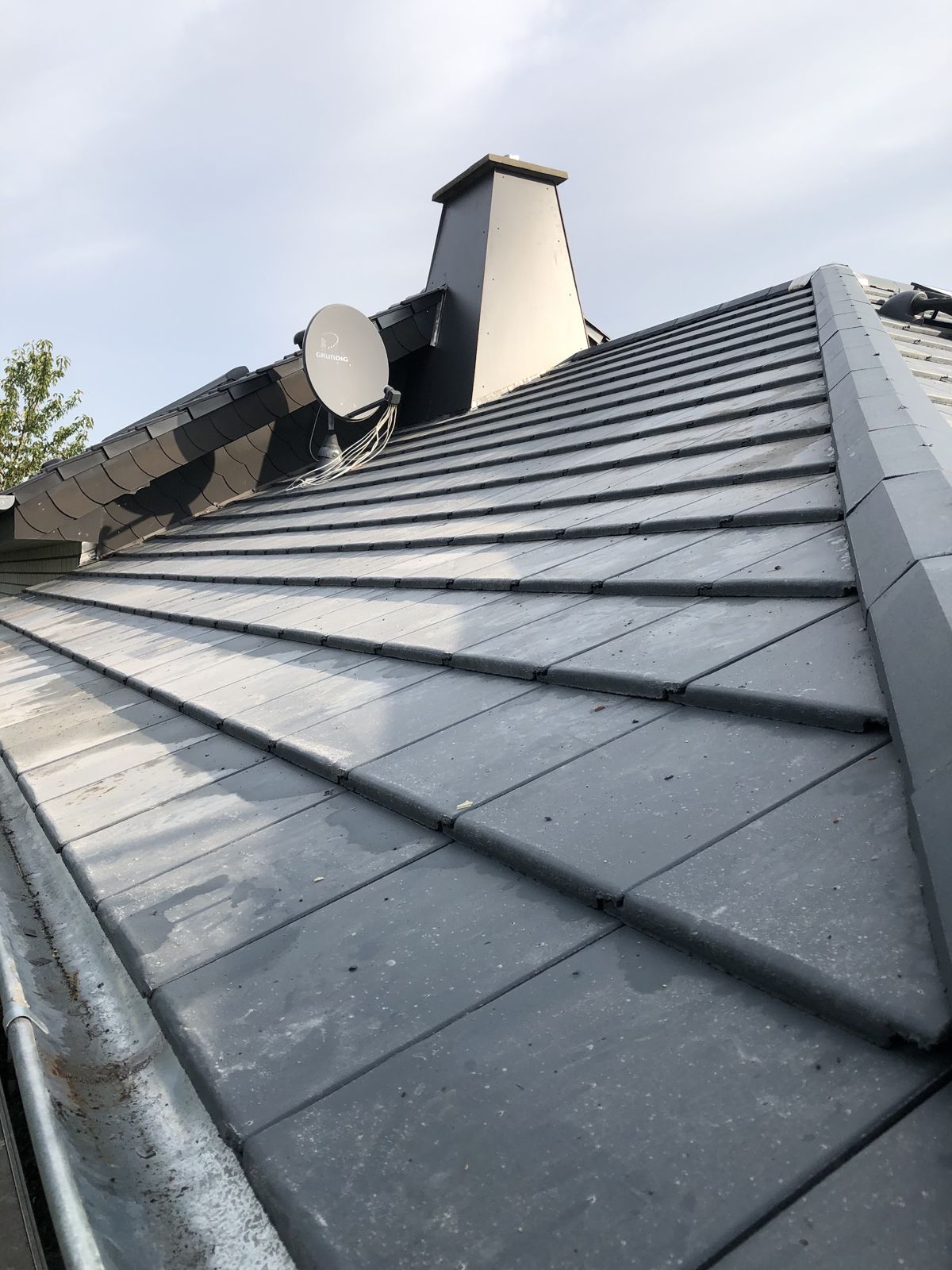 Metalldeckung am First mit Schornstein