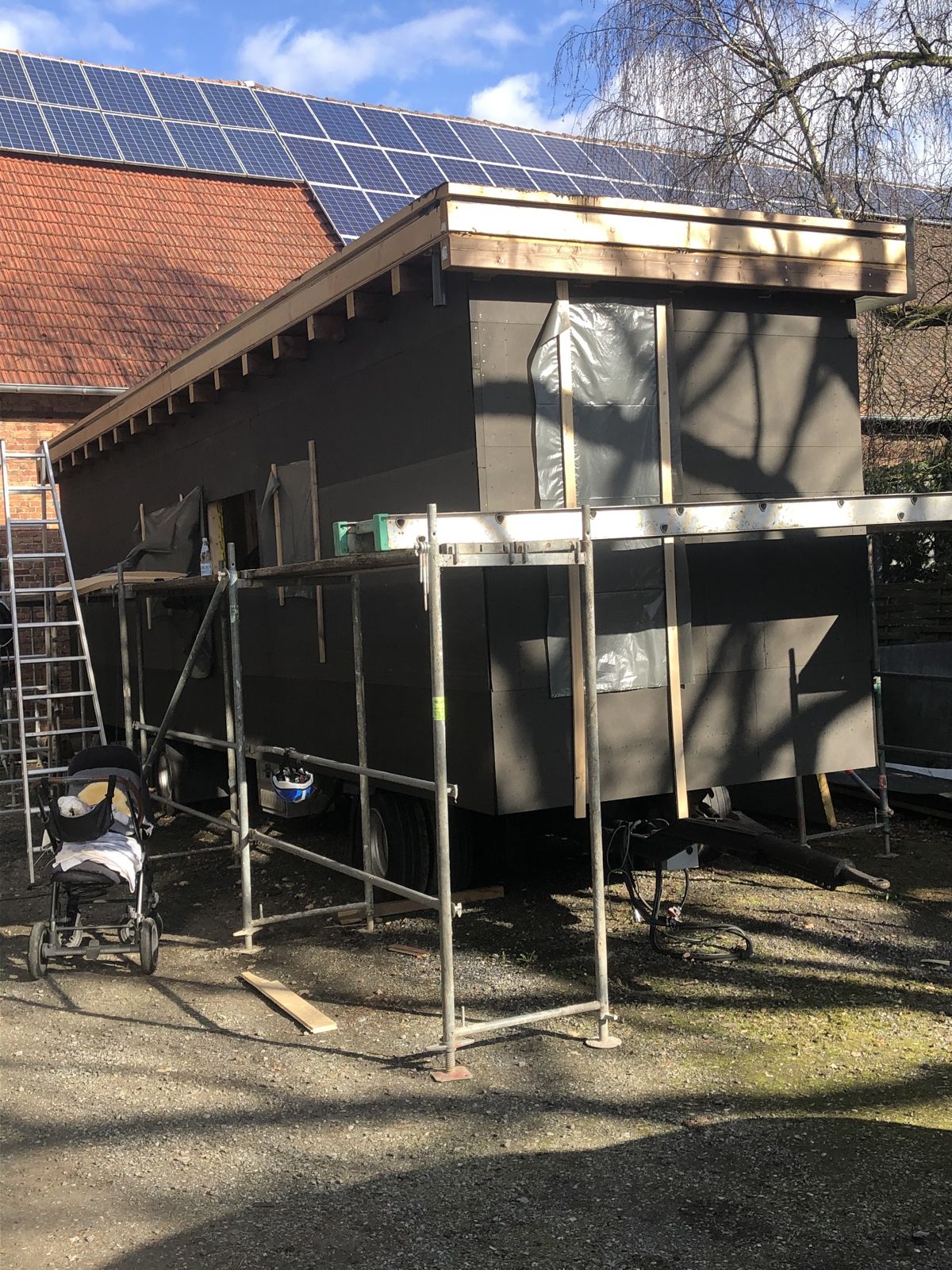 Holzmodul in Schwarz mit Gerüst