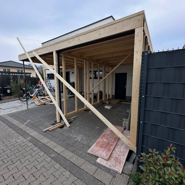 Carport im Rohbau mit Holzständerwerk