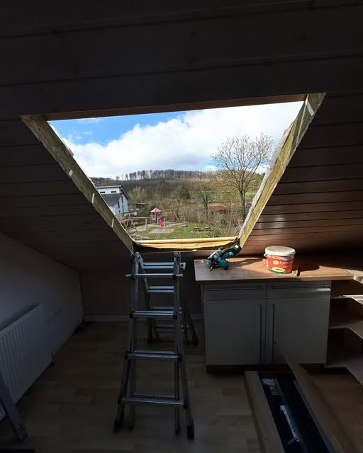 Neues Dachfenster von innen mit Blick ins Grüne