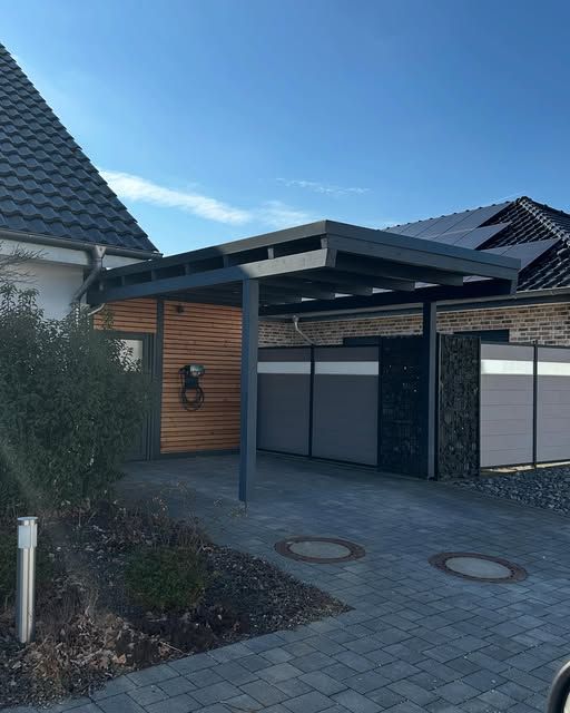 Moderner Carport in Anthrazit mit Holzverkleidung