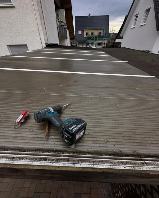 Akkuschrauber auf der neuen Wellplatten-Deckung