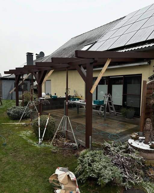Terrassenüberdachung aus Holz während des Aufbaus