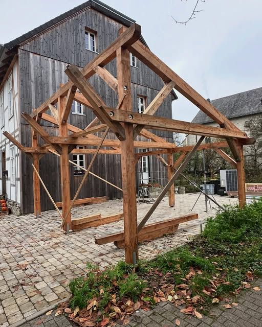Aufgerichtetes Holzständerwerk einer Remise