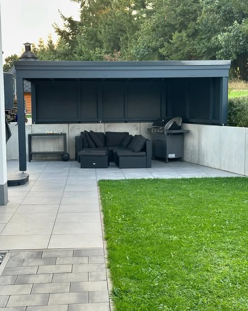 Gartenlounge mit HPL-Verkleidung neben der Terrasse