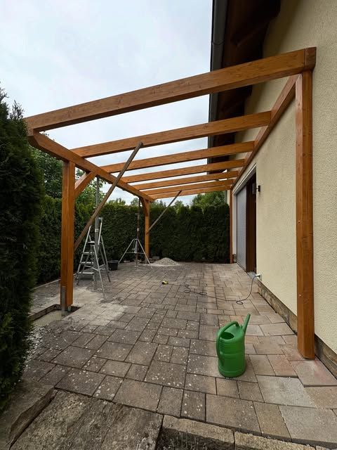 Holzkonstruktion einer Terrassenüberdachung am Haus